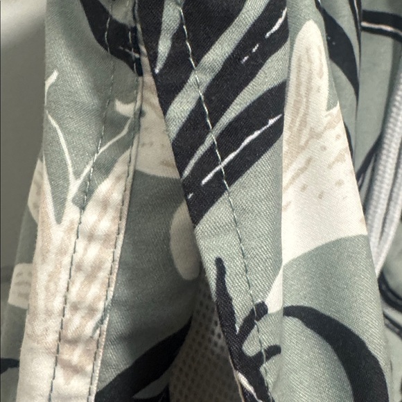 Reiss Patterned Swim Shorts- Large - Picture 6 of 10